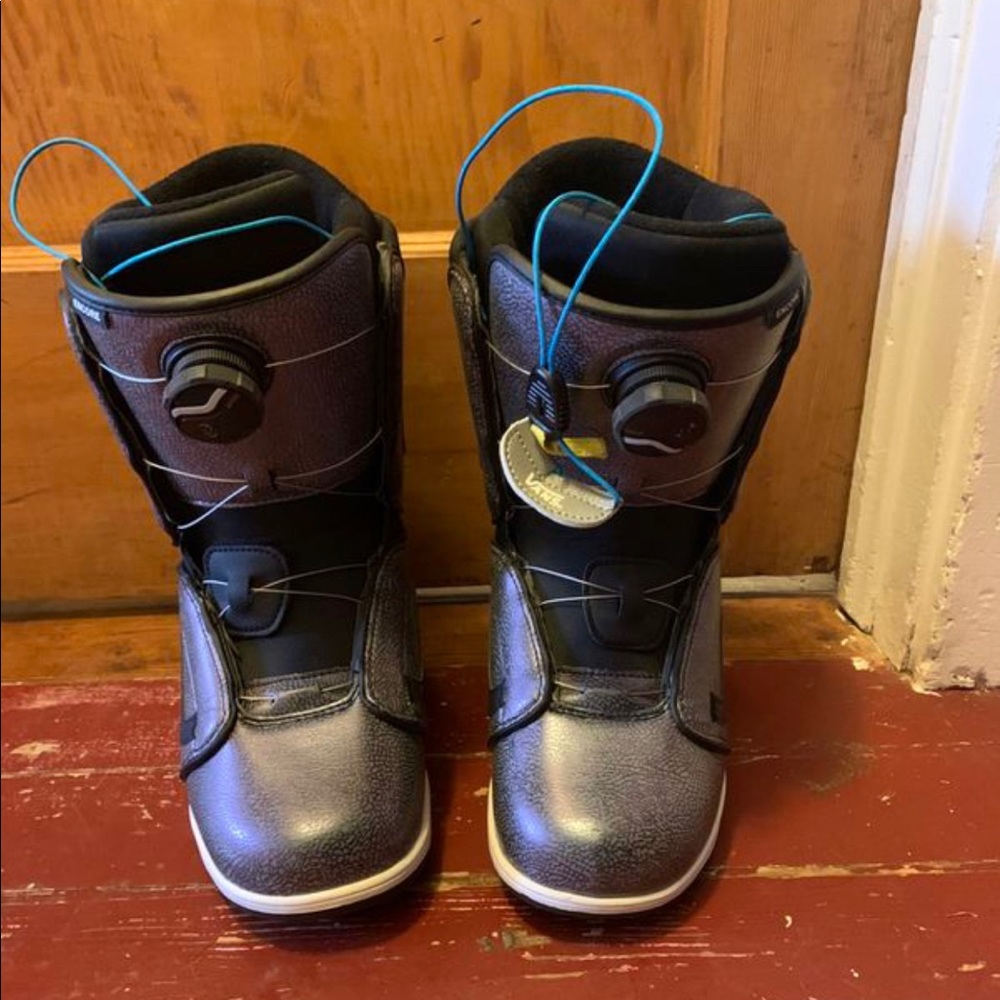 Women’s size 8 vans chameleon snowboard boots